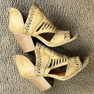 MAURICE’S CUT OUT, STACKED HEEL, ZIP BACK, ANKLE SANDALS. Tan. Size 8.5.